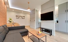Central Apartment - Free Private Parking